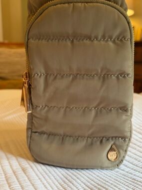 Wander Full White Tag with Teal Droplet Logo